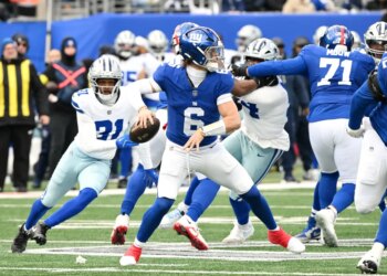 New York Giants quarterback Jaxson Dart (6) throws a pass during the first quarter against the Dallas Cowboys.