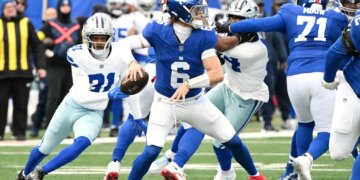 New York Giants quarterback Jaxson Dart (6) throws a pass during the first quarter against the Dallas Cowboys.