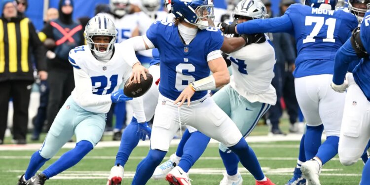 New York Giants quarterback Jaxson Dart (6) throws a pass during the first quarter against the Dallas Cowboys.