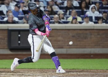 Mark Vientos rips a two-run double in the fifth inning of the Mets' 6-3 win over the Yankees on May 16, 2026 at Citi Field.