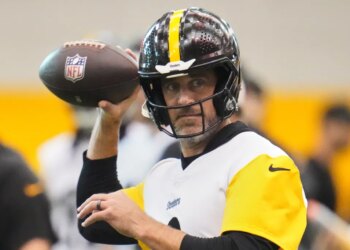 Pittsburgh Steelers quarterback Aaron Rodgers (8) throws during NFL football practice in Pittsburgh, Wednesday, May 20, 2026.