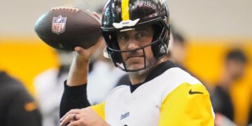 Pittsburgh Steelers quarterback Aaron Rodgers (8) throws during NFL football practice in Pittsburgh, Wednesday, May 20, 2026.