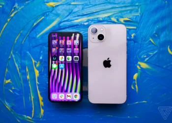 iPhone 13 Mini on the left and iPhone 13 on the right