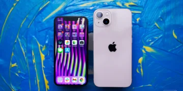 iPhone 13 Mini on the left and iPhone 13 on the right