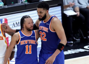 The willingness of Jalen Brunson (left) to let the Knicks run the offense through Karl-Anthony Towns has paid dividends.