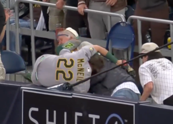 Jeff McNeil accidentally cleats a fan in the face