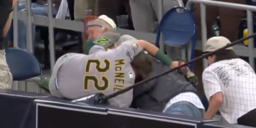 Jeff McNeil accidentally cleats a fan in the face