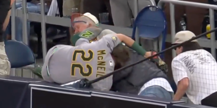 Jeff McNeil accidentally cleats a fan in the face