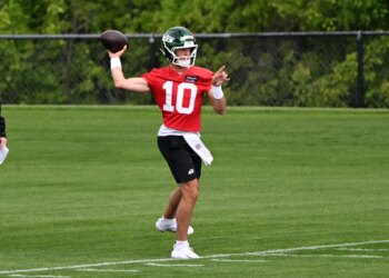 Jets quarterback Cade Klubnik (10) throws during the Jets rookie minicamp in Florham Park, NJ.