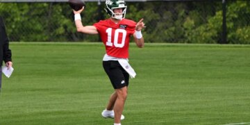 Jets quarterback Cade Klubnik (10) throws during the Jets rookie minicamp in Florham Park, NJ.