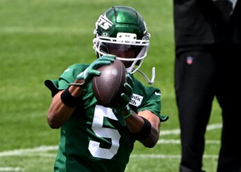 Garrett Wilson catches a pass during Jets OTA's on May 27, 2026 in Florham Park, N.J.