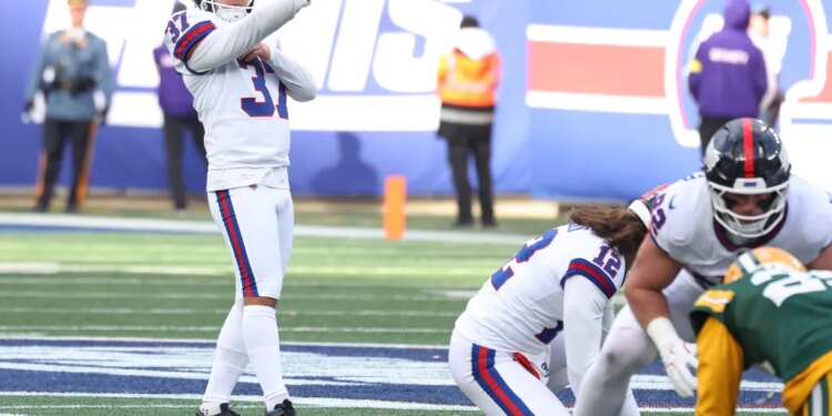 New York Giants kicker Younghoe Koo (37) reacts after missing an extra point during the first half against the Green Bay Packers.
