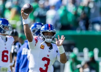New York Giants quarterback Russell Wilson (3) warms up before a game against the Philadelphia Eagles.