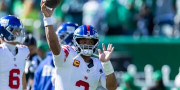 New York Giants quarterback Russell Wilson (3) warms up before a game against the Philadelphia Eagles.