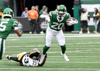 Jets running back Breece Hall (20) runs the ball as Steelers cornerback Darius Slay (23) tries to tackle during the first quarter of the Jets and Pittsburgh Steelers game in East Rutherford, NJ.