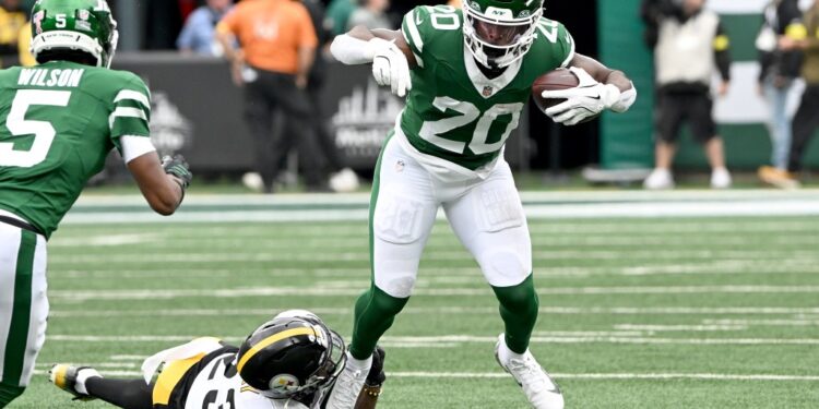 Jets running back Breece Hall (20) runs the ball as Steelers cornerback Darius Slay (23) tries to tackle during the first quarter of the Jets and Pittsburgh Steelers game in East Rutherford, NJ.