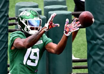 The Jets have traded Irv Charles to the Seahawks.