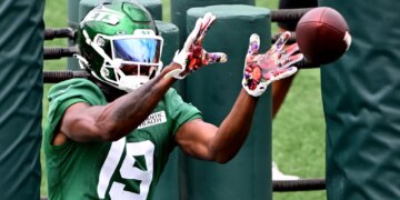 The Jets have traded Irv Charles to the Seahawks.