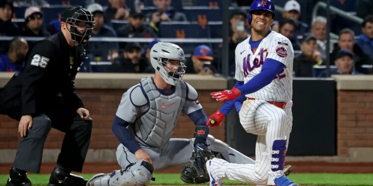 New York Mets left fielder Juan Soto (22) twisting his ankle on a swing.