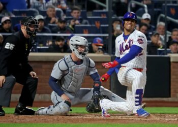 Juan Soto (r.) fouls a ball off his foot during the third inning of the Mets' win over the Tigers on May 13, 2026.