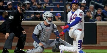 Juan Soto (r.) fouls a ball off his foot during the third inning of the Mets' win over the Tigers on May 13, 2026.