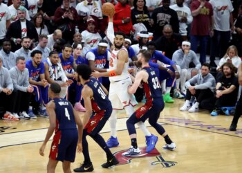 New York Knicks center Karl-Anthony Towns (32) looks for the open man as Cleveland Cavaliers forward Dean Wade (32) defends during the second quarter.