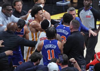 New York Knicks center Mitchell Robinson #23 fighting with Atlanta Hawks guard Dyson Daniels #5.