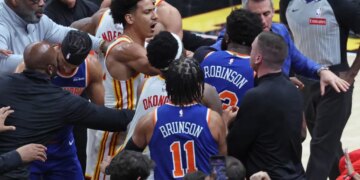 New York Knicks center Mitchell Robinson #23 fighting with Atlanta Hawks guard Dyson Daniels #5.