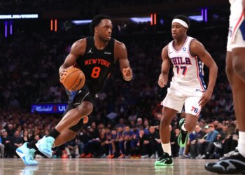 New York Knicks player Og Anunoby drives to the basket while being defended by Philadelphia 76ers player Vj Edgecombe.