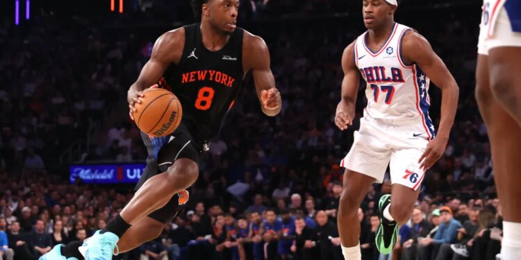 New York Knicks player Og Anunoby drives to the basket while being defended by Philadelphia 76ers player Vj Edgecombe.
