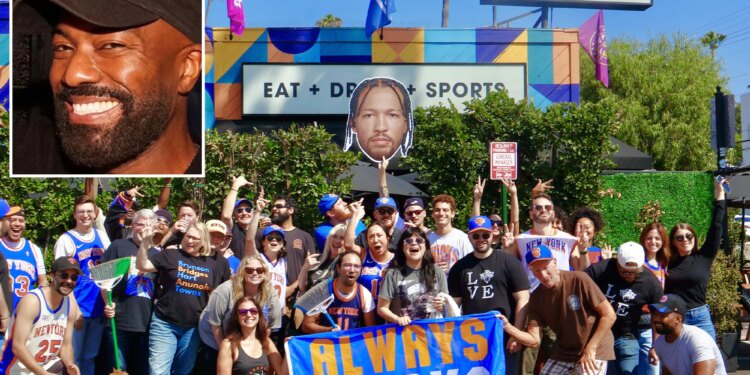 Knicks fans transform LA sports bar into LA's Madison Square Garden