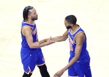 Knicks pull away to beat 76ers in Game 3