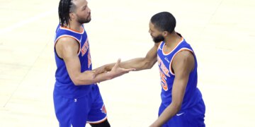 Knicks pull away to beat 76ers in Game 3