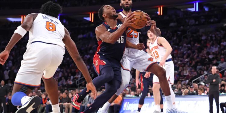 Cleveland Cavaliers guard Donovan Mitchell drives to the basket as New York Knicks guard Mikal Bridges defends.