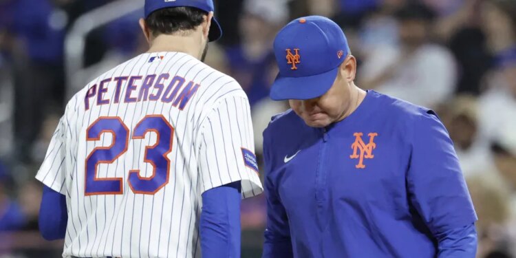 Carlos Mendoza takes David Peterson out of the game in the sixth inning of the Mets' loss to the Reds on May 26, 2026 at Citi Field.