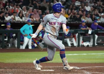 Carson Benge rips an RBI double in the 10th inning of the Mets' 3-1 win over the Diamondbacks on May 8, 2026 in Phoenix.
