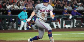 Carson Benge rips an RBI double in the 10th inning of the Mets' 3-1 win over the Diamondbacks on May 8, 2026 in Phoenix.