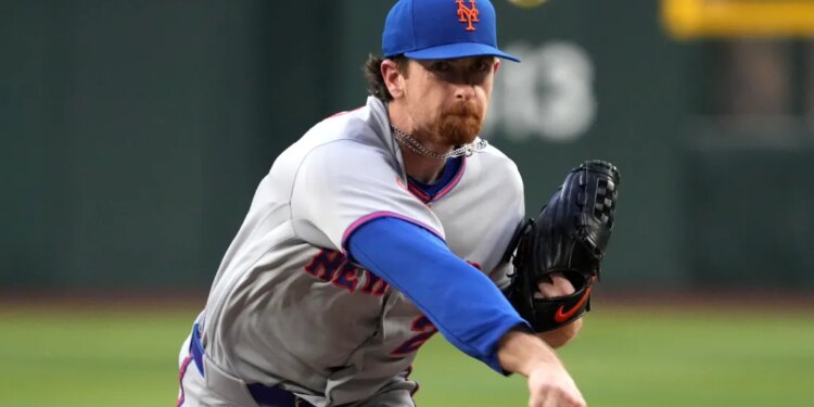 New York Mets pitcher Nolan McLean throws against the Arizona Diamondbacks.