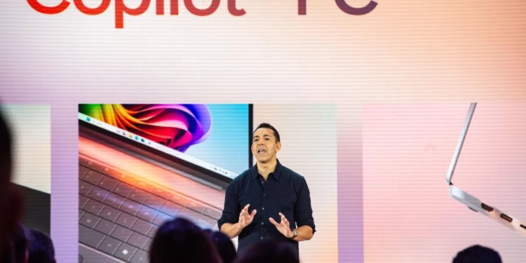 Microsoft’s consumer marketing chief to leave next year