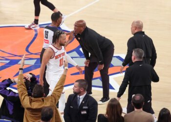 New York Knicks head coach Mike Brown speaking to the ref at the end of the 4th quarter.