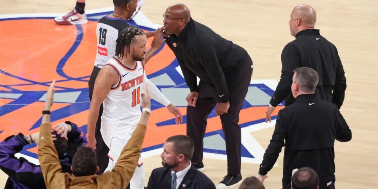 New York Knicks head coach Mike Brown speaking to the ref at the end of the 4th quarter.
