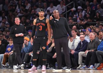 Mike Brown talking with Josh Hart during the Knicks' Game 2 against the 76ers.