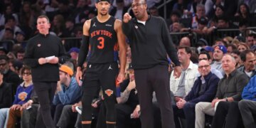 Mike Brown talking with Josh Hart during the Knicks' Game 2 against the 76ers.