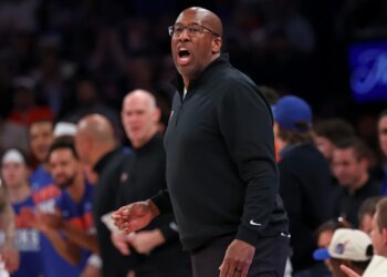 Mike Brown reacts on the sideline during the Knicks' Game 1 blowout win over the 76ers.