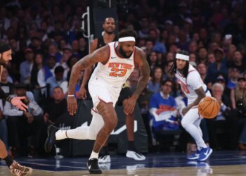 New York Knicks center Mitchell Robinson #23 chasing a loose ball.