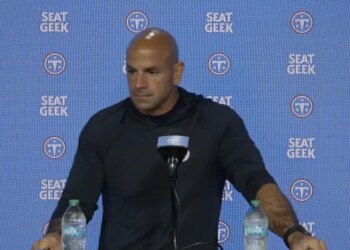 Robert Saleh giving a Titans press conference.