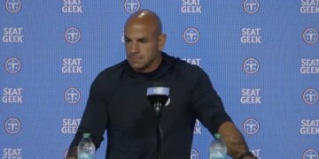 Robert Saleh giving a Titans press conference.