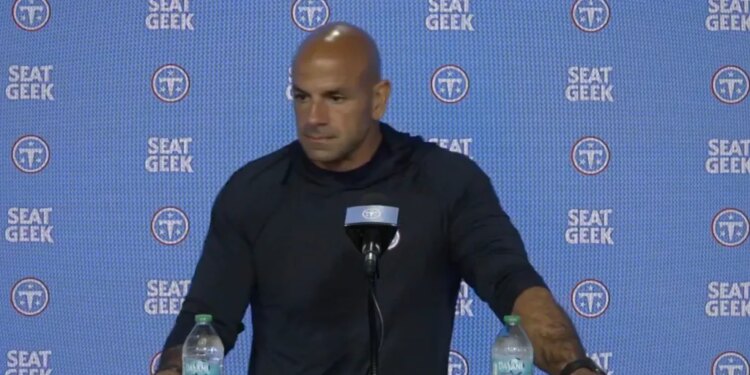 Robert Saleh giving a Titans press conference.