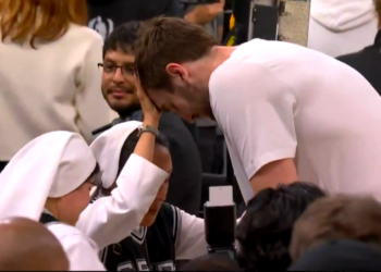 Spurs center Luke Kornet recieved a blessing from the Salesian Sisters of St. John's before the Spurs' 103-82 win over the Thunder.
