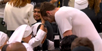 Spurs center Luke Kornet recieved a blessing from the Salesian Sisters of St. John's before the Spurs' 103-82 win over the Thunder.